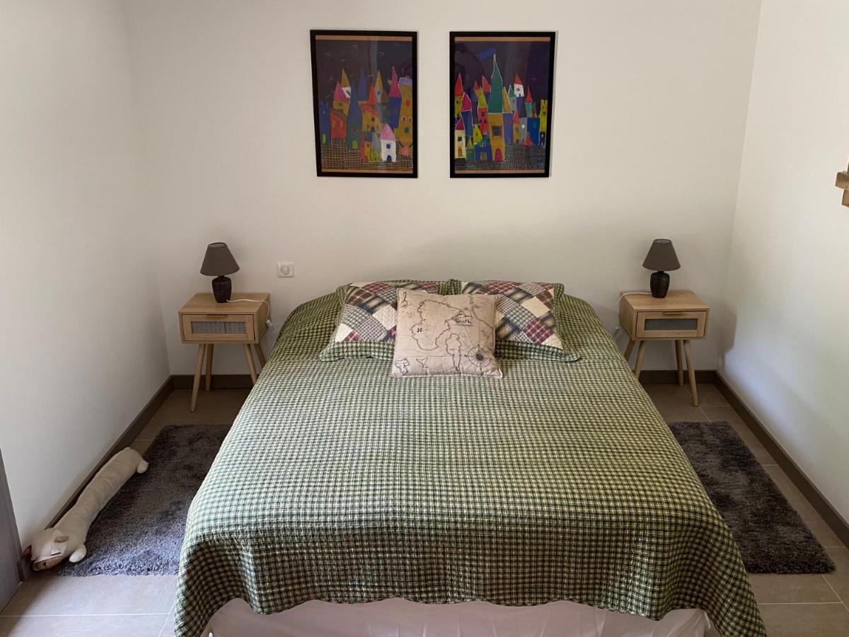 Les Cheneslierres Bed & Breakfast Lourmarin Exterior photo