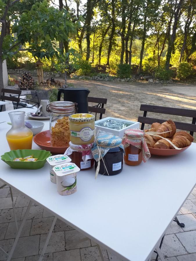 Les Cheneslierres Bed & Breakfast Lourmarin Exterior photo